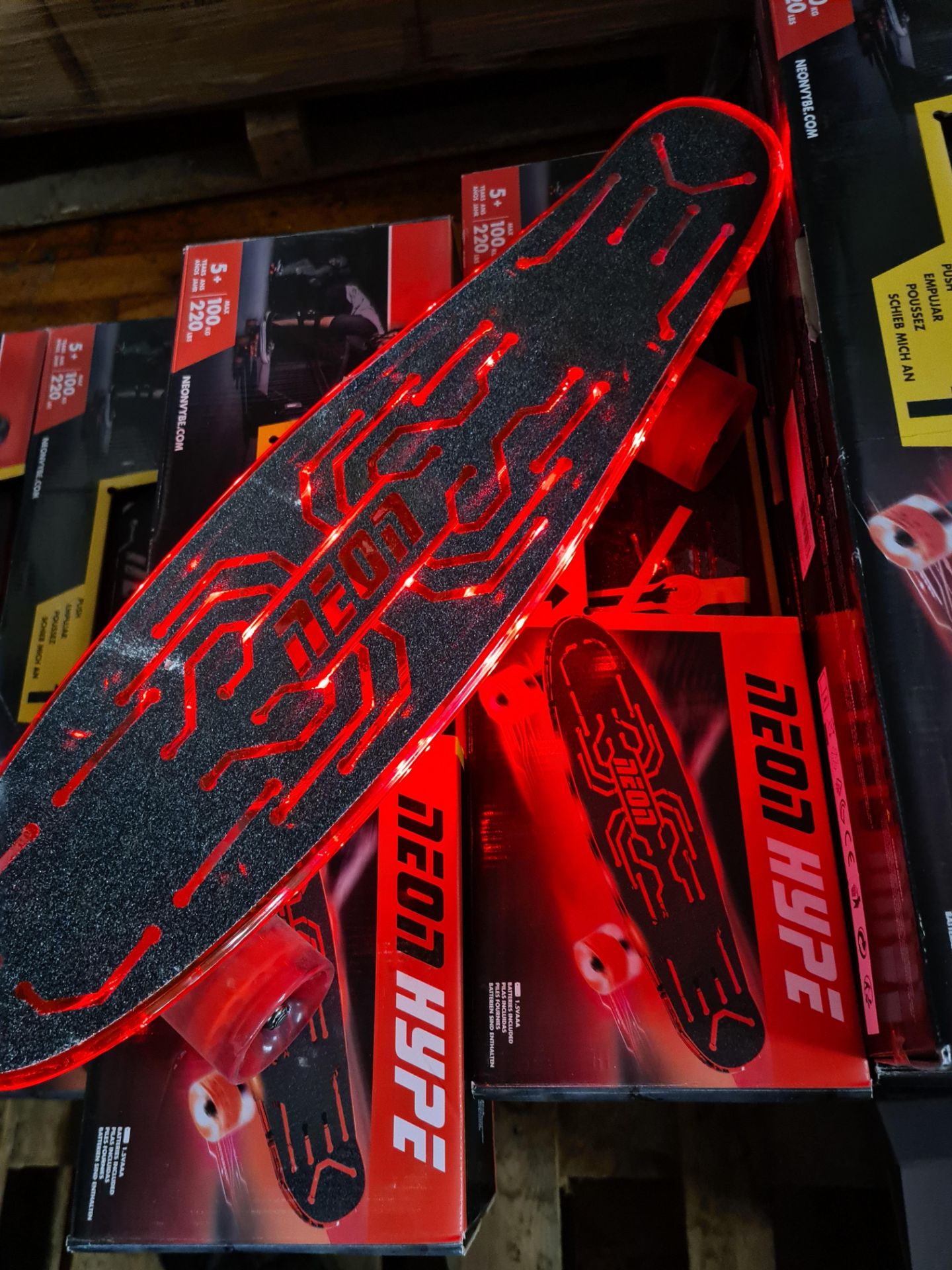 Neon Hype Skateboard with LED Light-up Function | RRP £39.99 - Image 3 of 3