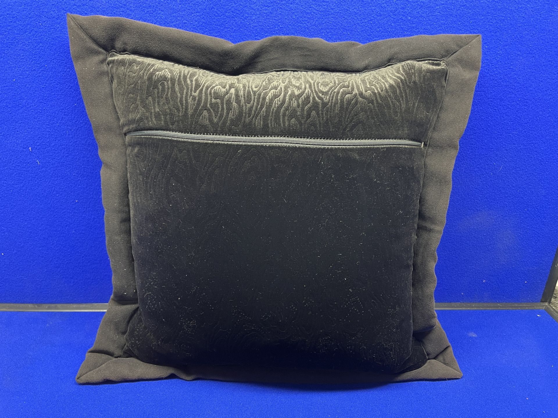 4 x Various Sized Cushions - As Pictured - Image 3 of 7