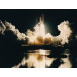 NASA, Ein perfektes fotografisches Gemälde, das einen Nachtschwenk vom Start des Space Shuttles