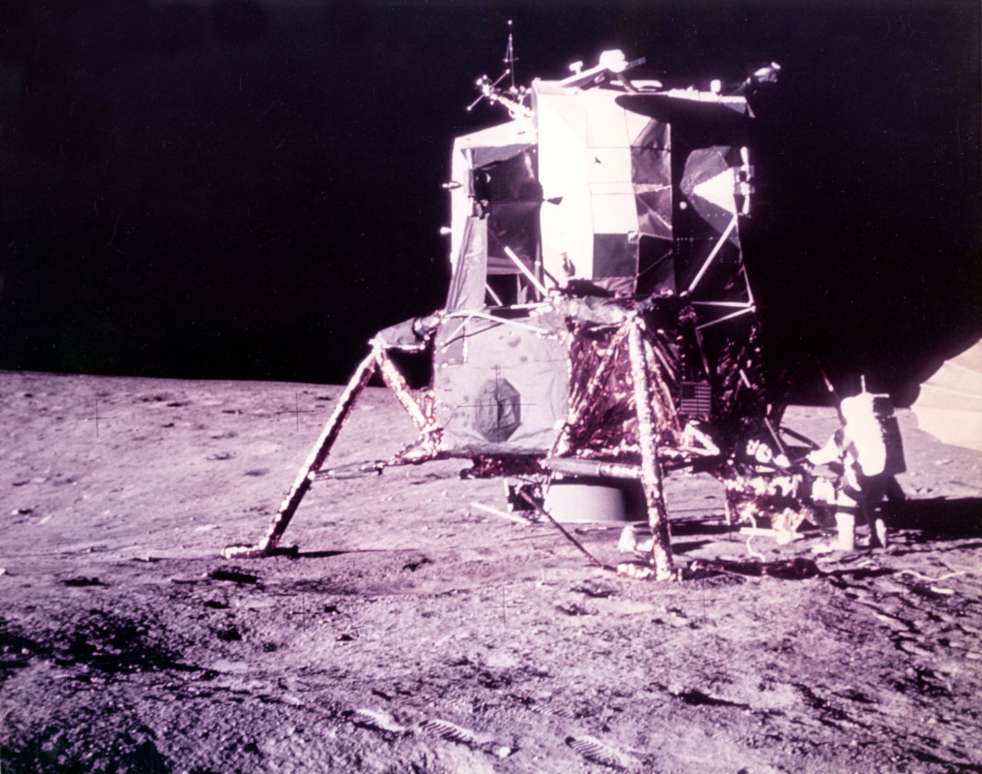 NASA, Apollo 12. Nahaufnahme der imposanten Architektur der Mondlandefähre, an deren Seite der