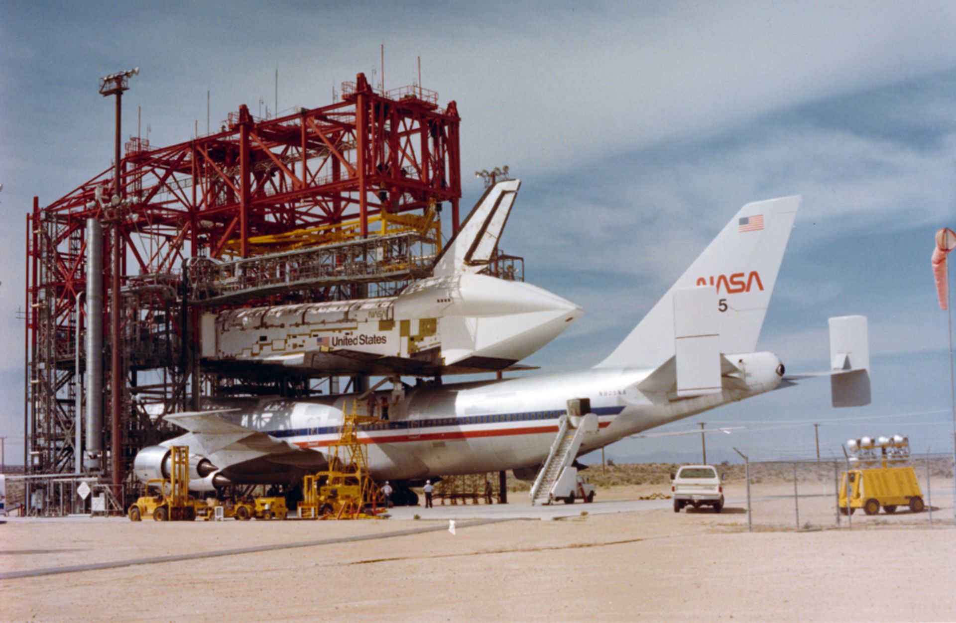 NASA, Exzellenter Blick in die Wartungshalle des ersten flugunfähigen Prototyps des Space Shuttles