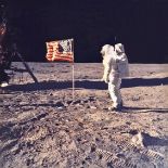 NASA, Historische Mission Apollo 11. Gruß an die amerikanische Flagge am 20. Juli 1969, als die