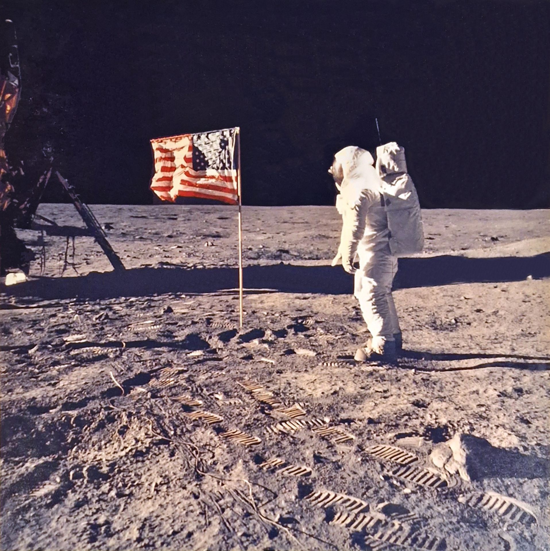 NASA, Historische Mission Apollo 11. Gruß an die amerikanische Flagge am 20. Juli 1969, als die