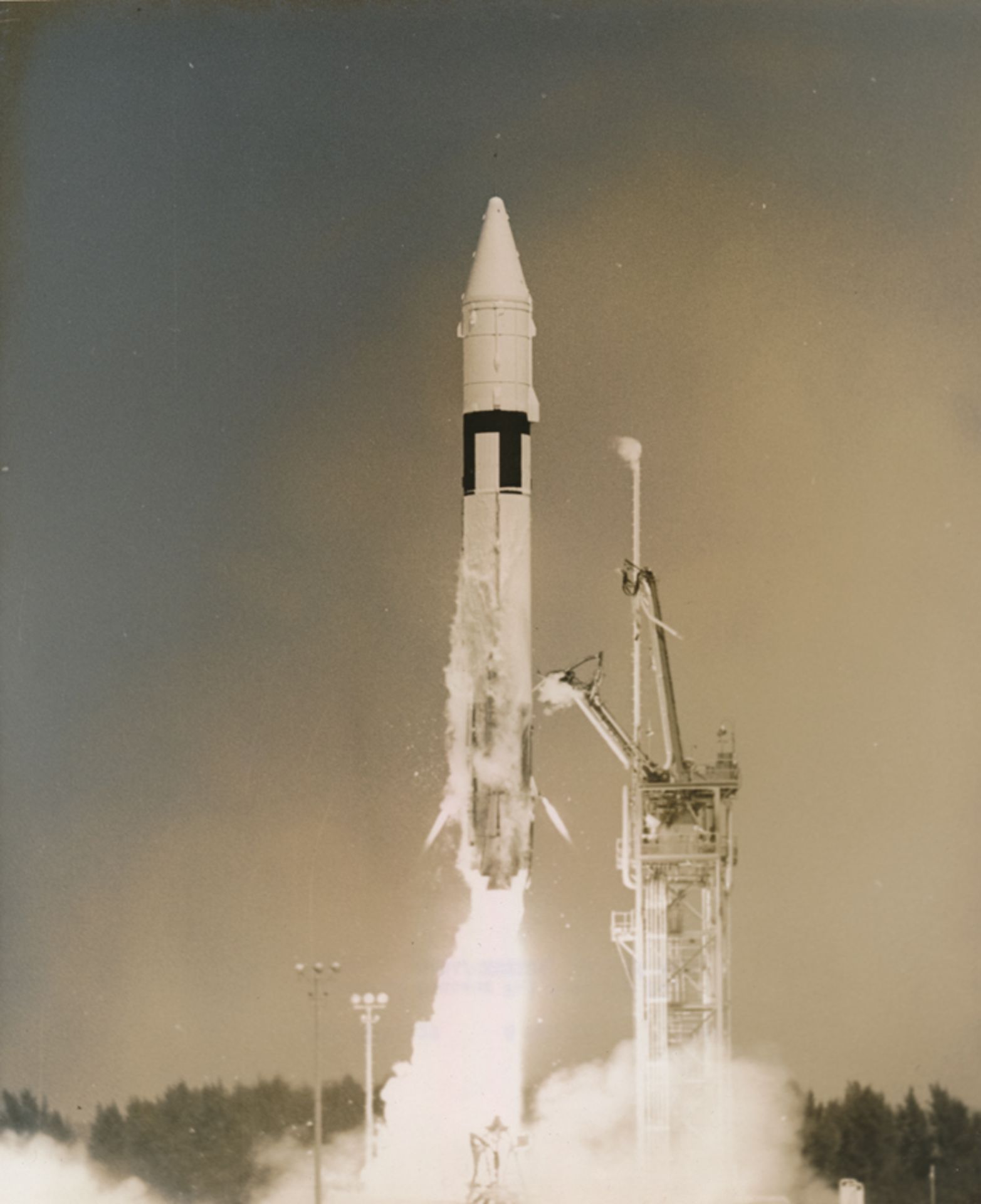 NASA, Start einer Centaur F-1-Rakete von Schritt 36 in Cape Canaveral. 8. Mai 1962. Silberabzug