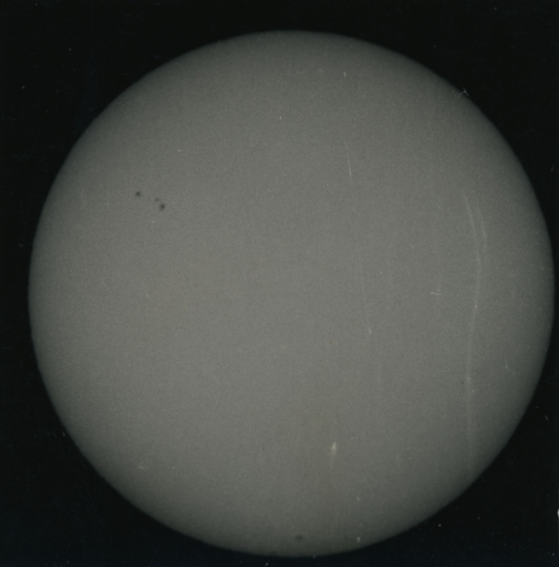 Schöne Beobachtung der Sonnenaufgaben von einem Observatorium auf der Erde aus. Juni 1945.