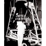 NASA, Vorbereitung einer Mercury-Kapsel, die auf den Rumpf der Mercury-Redstone-Rakete gesetzt