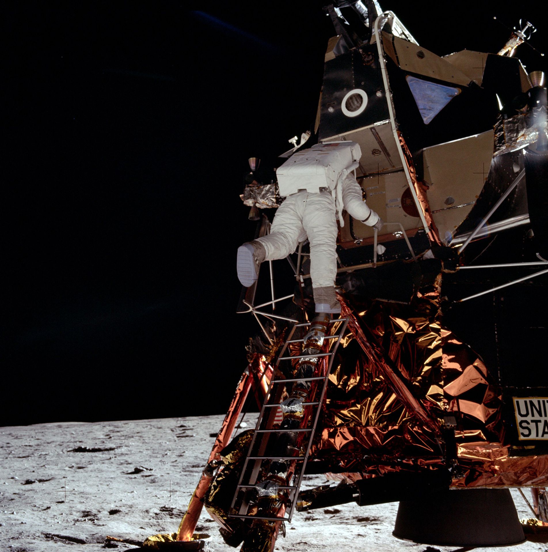 NASA, Apollo 11. Großes Format. Der Astronaut Buzz Aldrin klettert die Leiter der Mondfähre Eagle