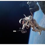 NASA, Großformat. Gemini-Mission IV. Der Amerikaner Ed. White schwebt über der Erde, während er