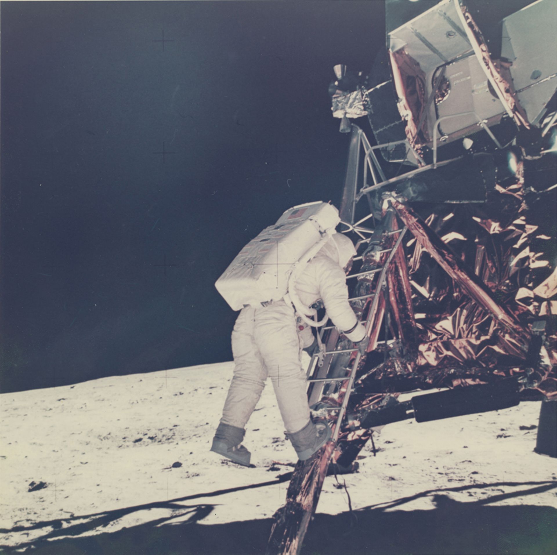 NASA, Mission Apollo 11. Der Astronaut Buzz Aldrin klettert die Leiter des Eagle-Moduls hinunter und