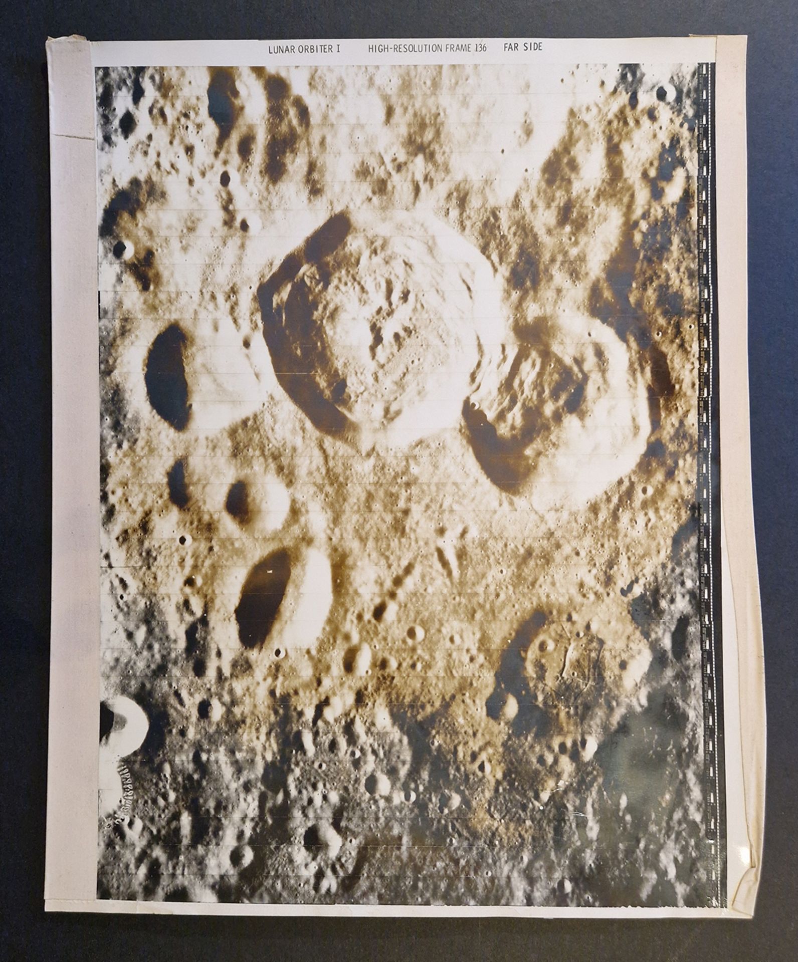 NASA, Großes Format. Selten, Mission Lunar Orbiter 1. High Resolution Frame 136, Far side. Dunkle