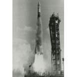 NASA, Start der ATLAS-AGENA-Rakete um 10 Uhr morgens vom Komplex 14 in Cape Kennedy. Die zweite