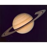 NASA, Wunderschöne Vollansicht des Planeten Saturn. Man erkennt seine Satelliten Tethys (oben