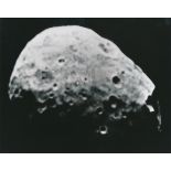 NASA, Blick auf einen Himmelskörper. Circa 1980. Silberabzug aus der Zeit. Pressestempel auf der