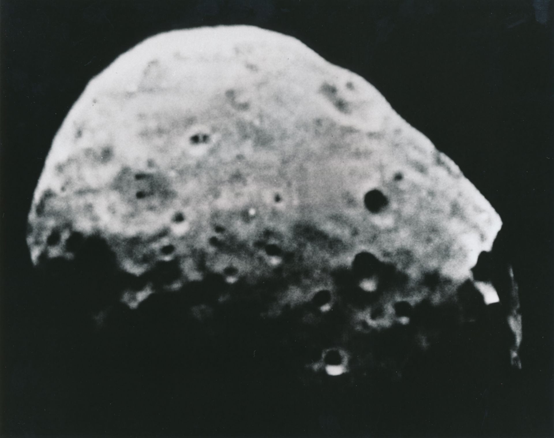 NASA, Blick auf einen Himmelskörper. Circa 1980. Silberabzug aus der Zeit. Pressestempel auf der