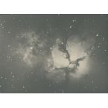 NASA, Seltene Fotografie aus dem Mount Wilson Observatorium. Hier ist der Trifidnebel im Sternbild