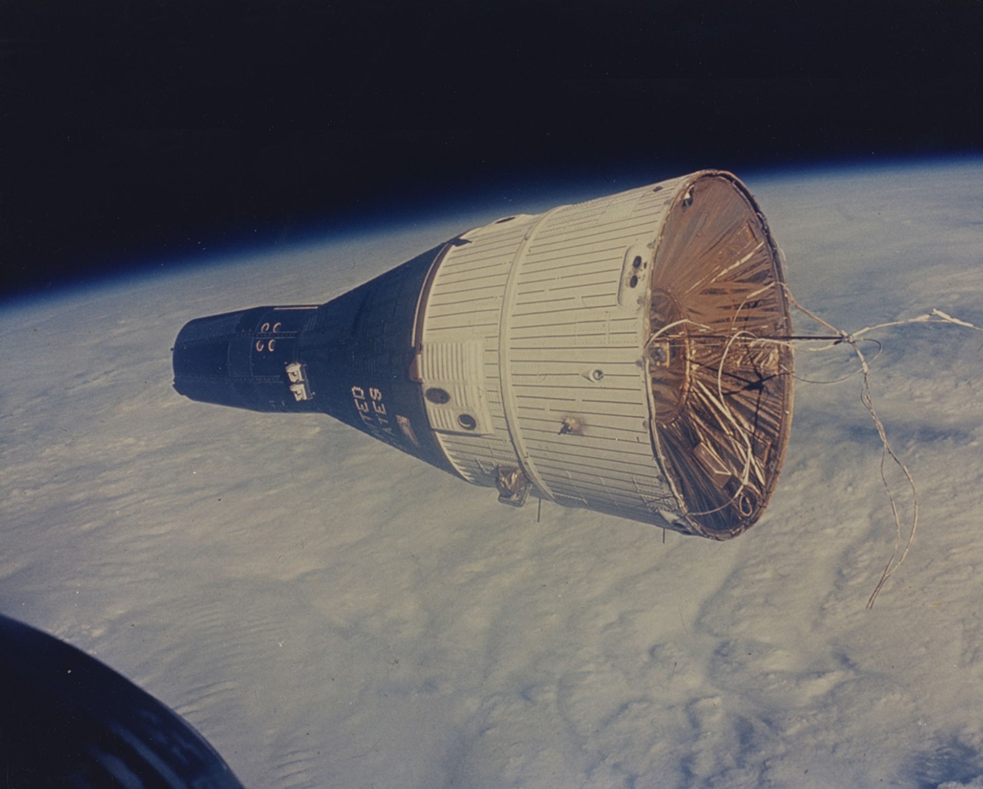 NASA, Spektakuläre Ansicht der Gemini-7-Kapsel, gesehen von der Gemini-6A-Kapsel in einer Höhe von