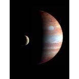 NASA, Fotomontage, die die Planeten Jupiter und seinen vulkanischen Mond Io zeigt. Die Aufnahme