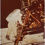 NASA, Apollo 11. Mittelgroßes Format. Der Astronaut Buzz Aldrin steigt am 20. Juli 1969 aus der