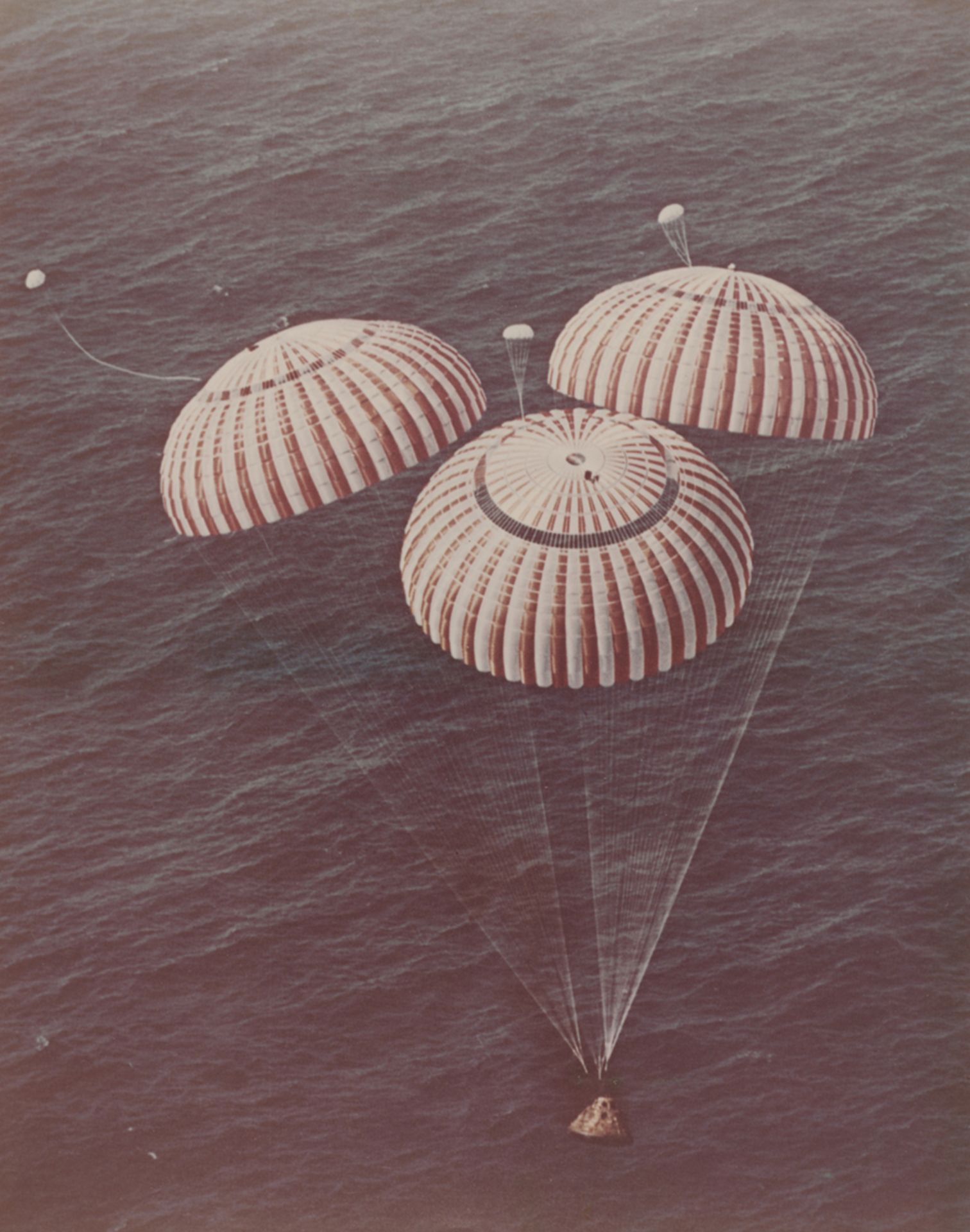 NASA, Apollo 12 Mission. Wunderschöner Splashdown der Kapsel von Apollo 12 inmitten des