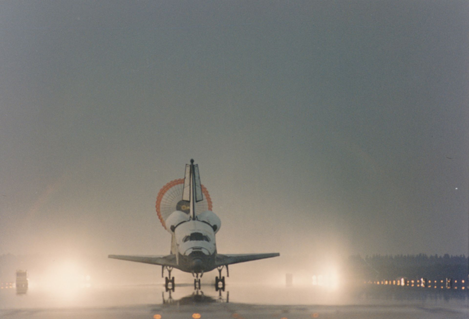 NASA, Eine sehr schöne Frontalansicht des Space Shuttle Columbia (Mission STS-94), das bei der