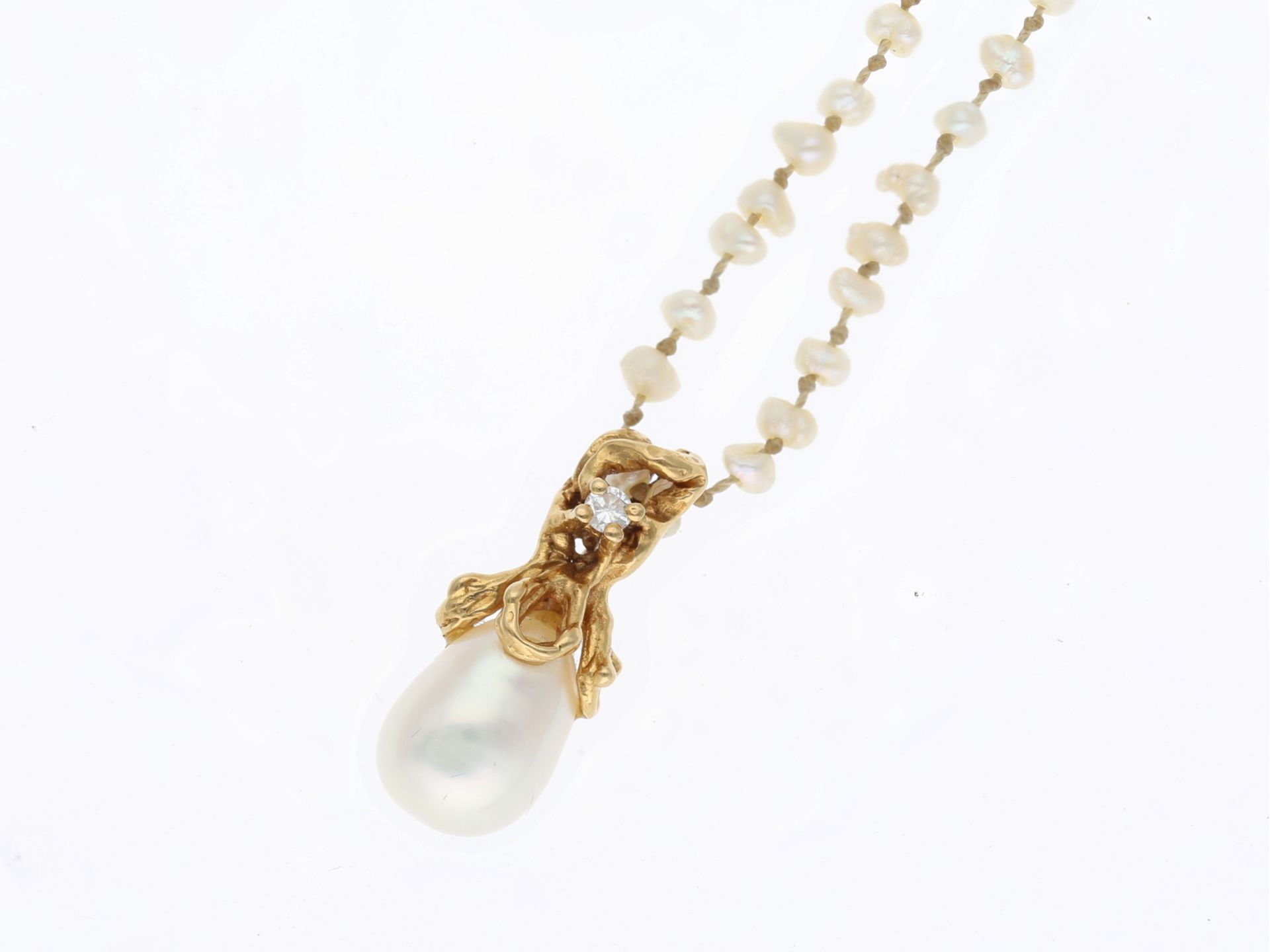Kette/Collier: zierliche Perlenkette mit Goldschmiedeanhänger, Handarbeit aus 18K Gelbgold