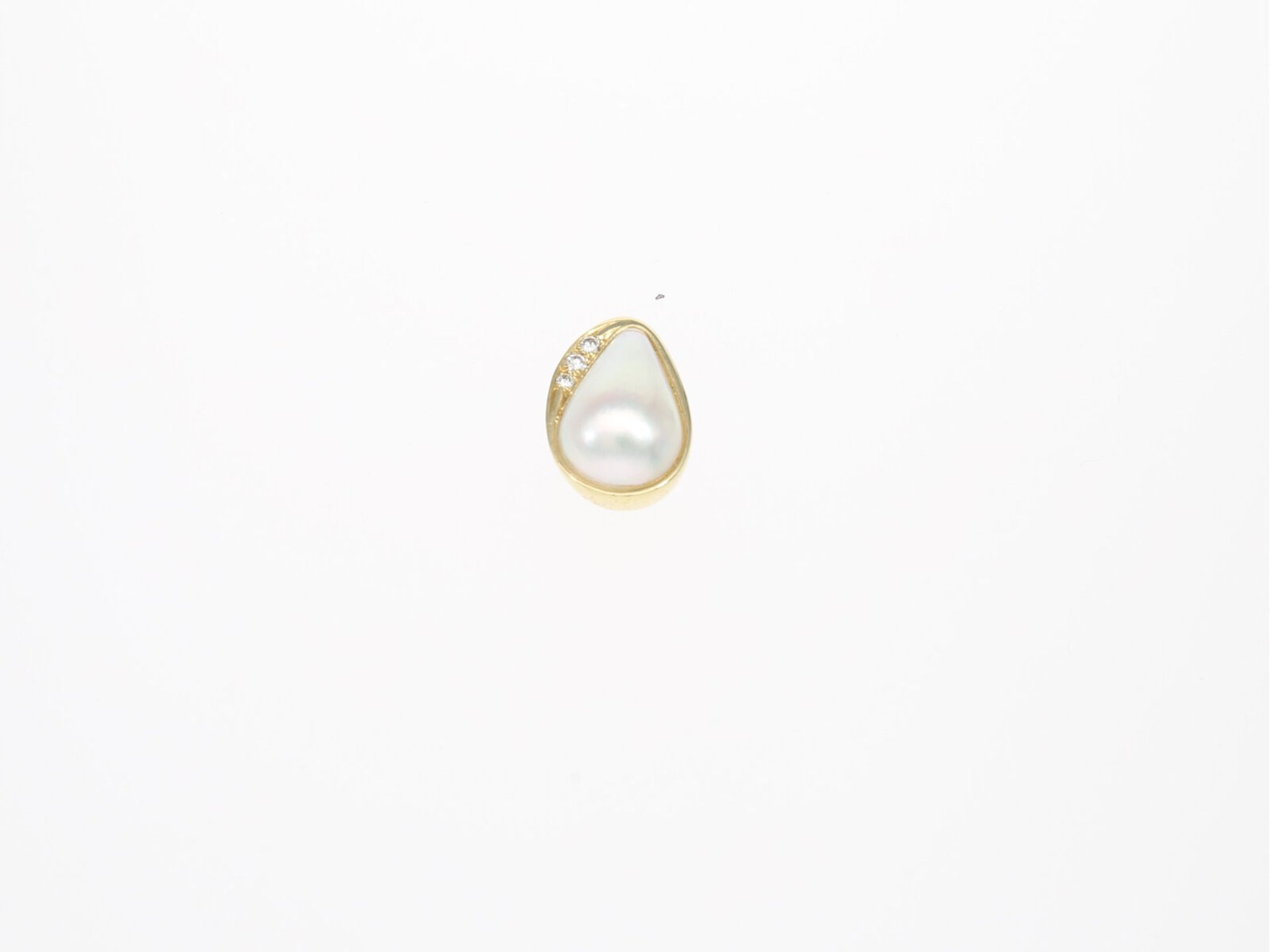 Kette/Collier: Konvolut Perlenketten und ein goldener Einhänger mit Mabé-Perle und Brillanten - Bild 4 aus 4