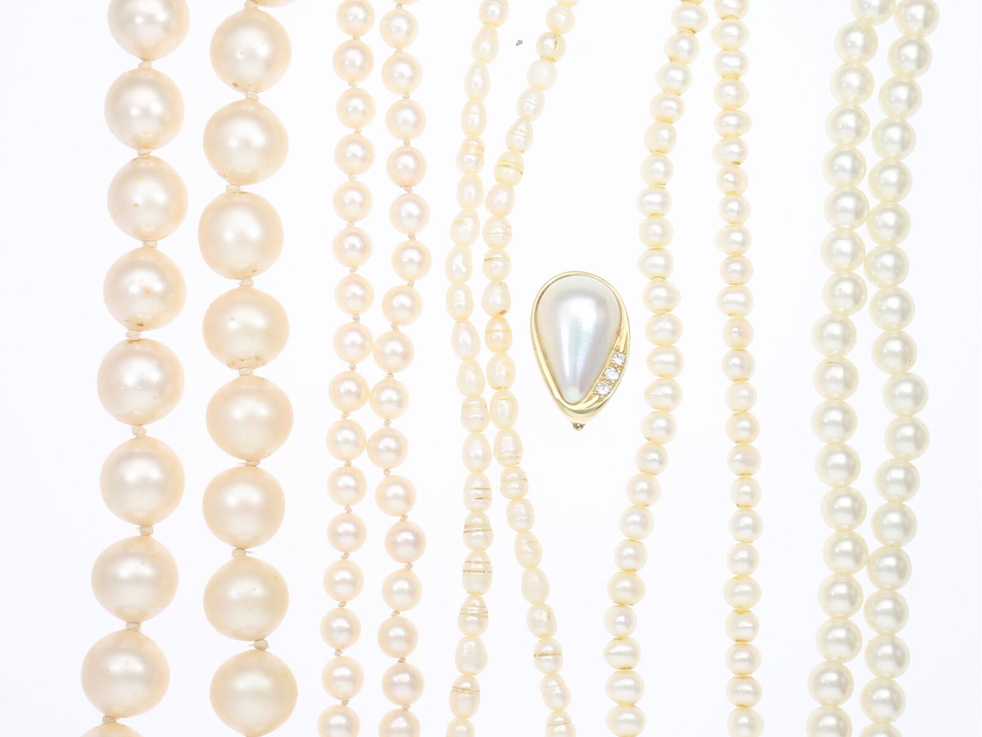 Kette/Collier: Konvolut Perlenketten und ein goldener Einhänger mit Mabé-Perle und Brillanten - Bild 2 aus 4