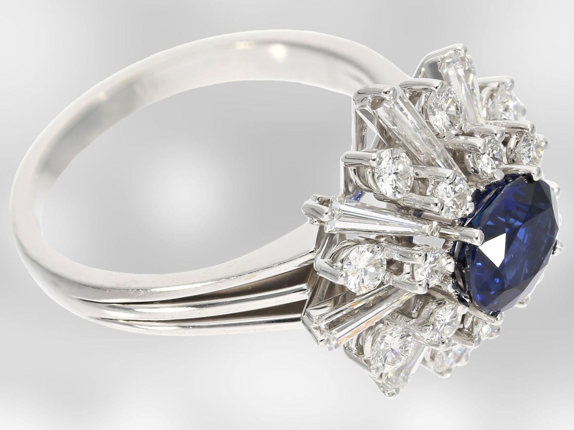 Ring: sehr attraktiver vintage Saphir-/Diamantring, insgesamt ca. 2,75ct, 18K Weißgold, Handarbeit H - Bild 2 aus 3