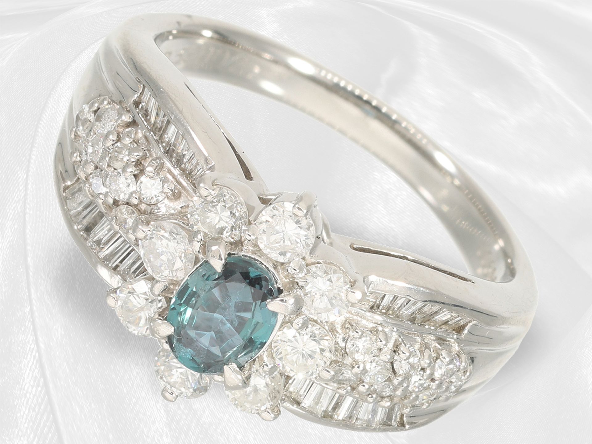 Ring: aufwendig gearbeiteter, vintage Platinring mit seltenem Alexandrit und Brillanten