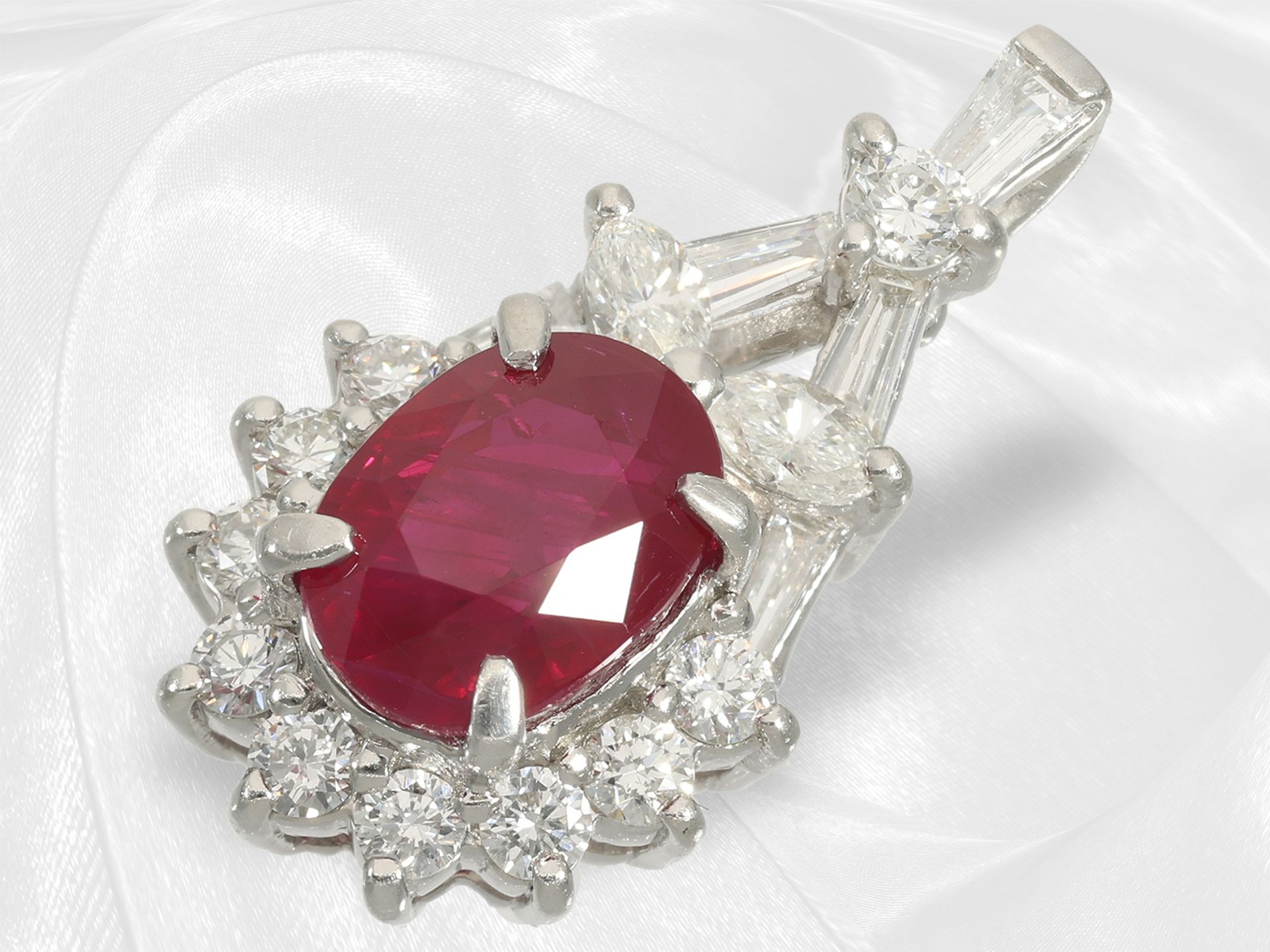 Necklace/pendant: extremely fine platinum jewellery, extremely rare Burma Ruby 2ct "Vivid Red-Pigeon