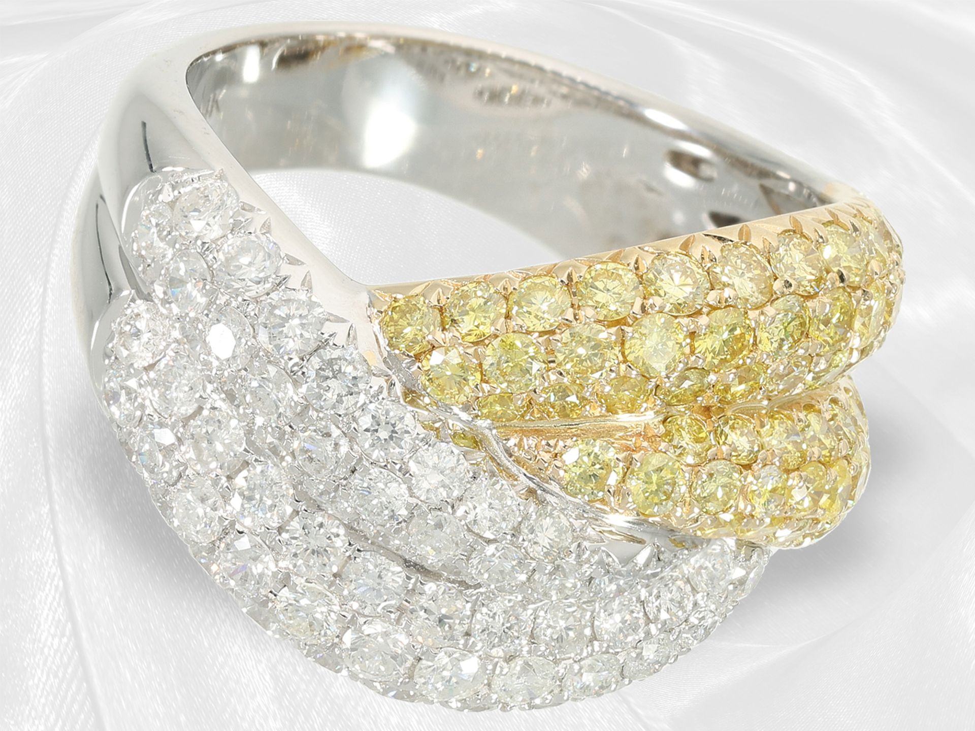 Ring: modern cocktail ring with white brilliant-cut diamonds and yellow fancy diamonds, total approx