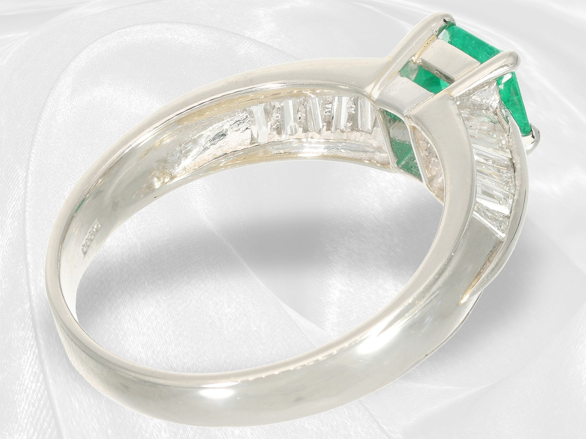Ring: eleganter, neuwertiger Platinring mit Smaragd und Trapez-Diamanten - Bild 5 aus 5