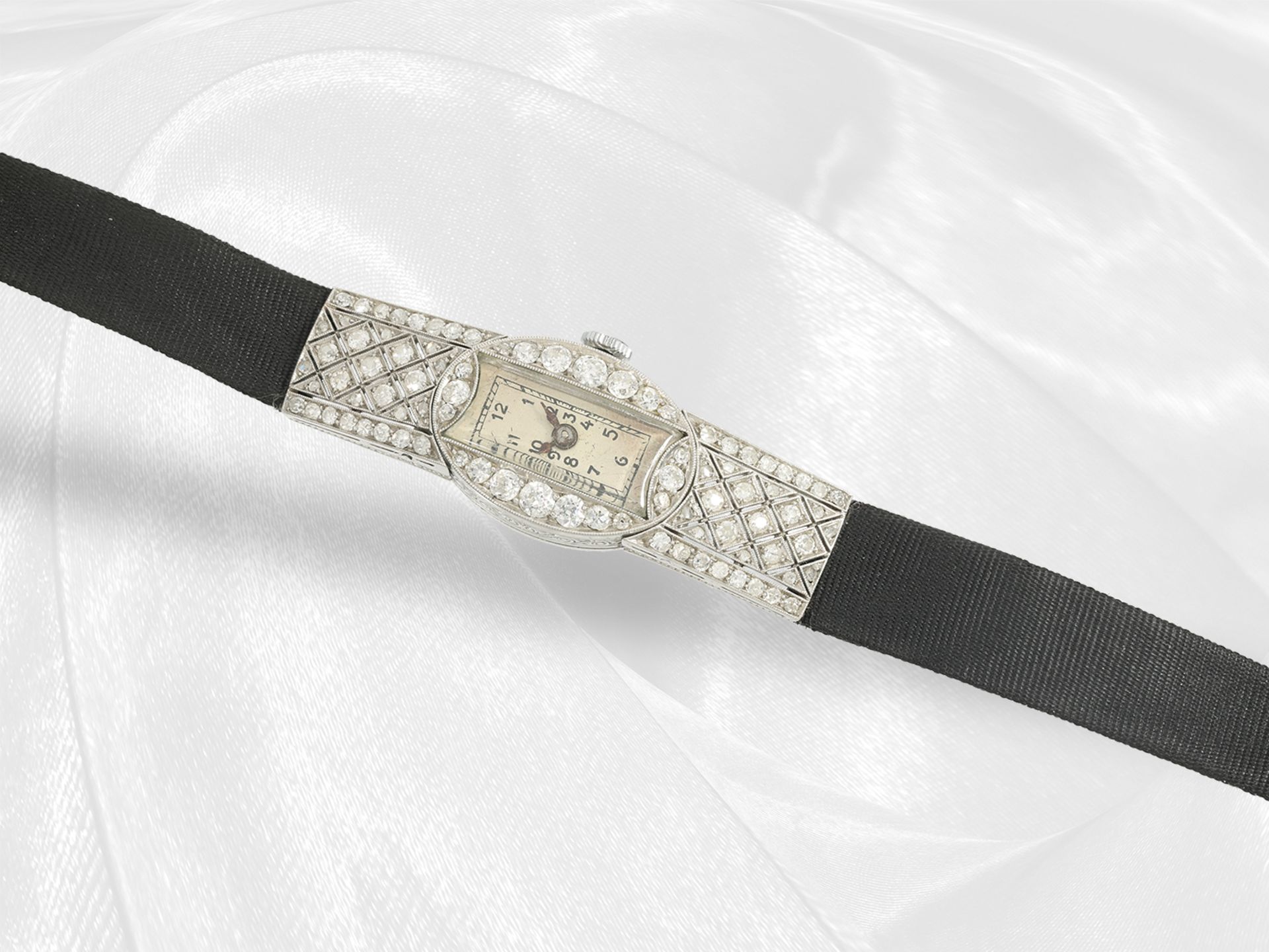 Armbanduhr: attraktive Art déco Damenuhr aus Platin mit Diamantbesatz, ca. 2ct, ca. 1920