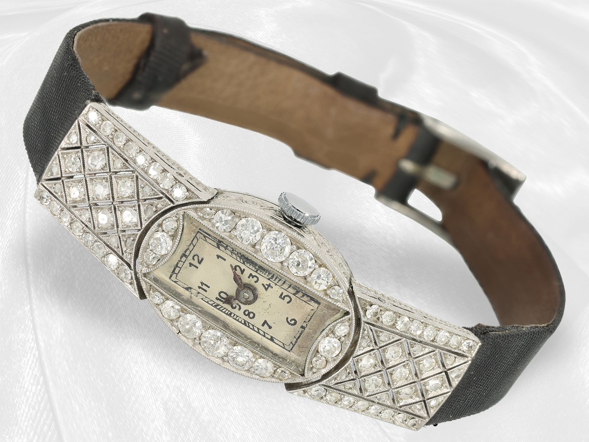 Armbanduhr: attraktive Art déco Damenuhr aus Platin mit Diamantbesatz, ca. 2ct, ca. 1920 - Bild 2 aus 4