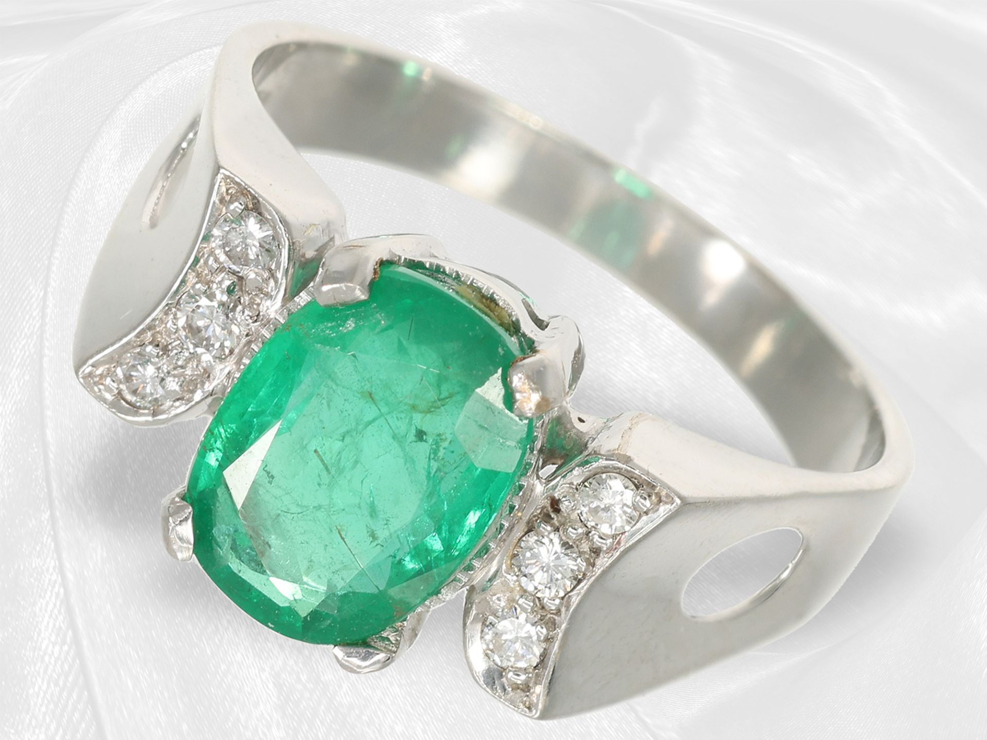 Ring: modern emerald/brilliant-cut diamond goldsmith ring, 18K white gold