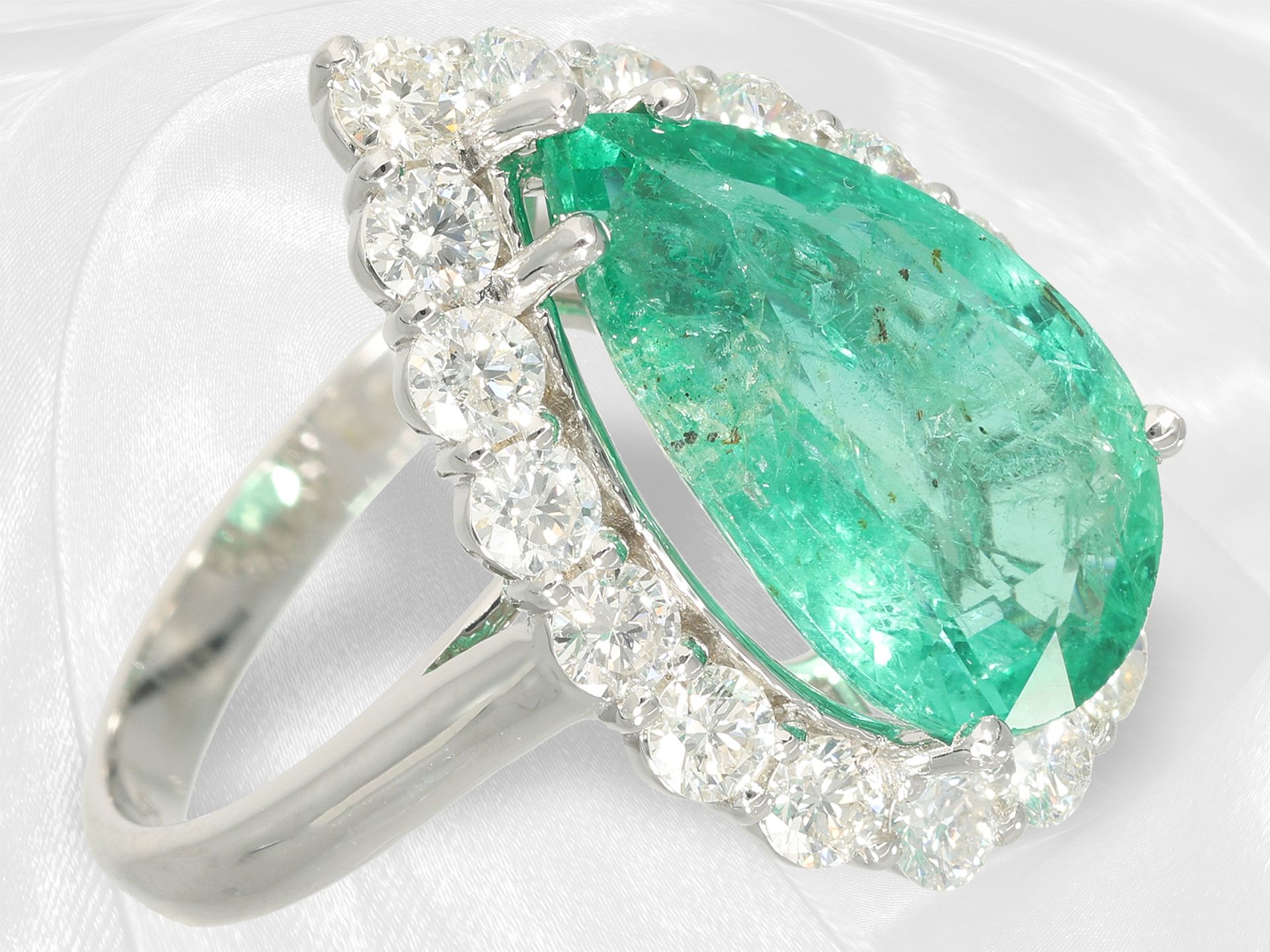 Ring: very decorative 18K white gold emerald/brilliant-cut diamond goldsmith ring, drop emerald of a - Image 2 of 5