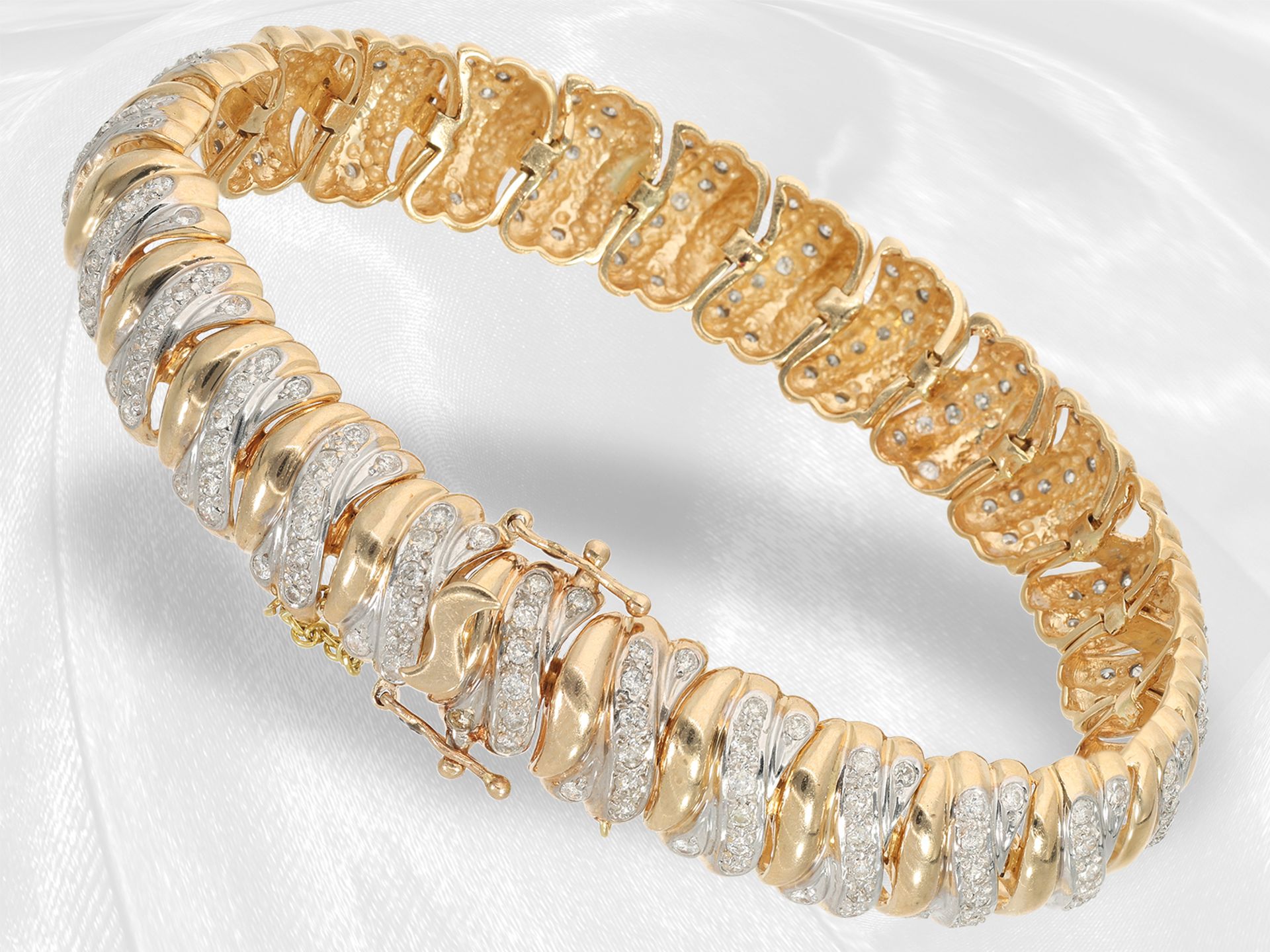 Armband: geschmackvolles Brillant-Goldschmiedearmband, Bicolor, ca. 4,16ct
