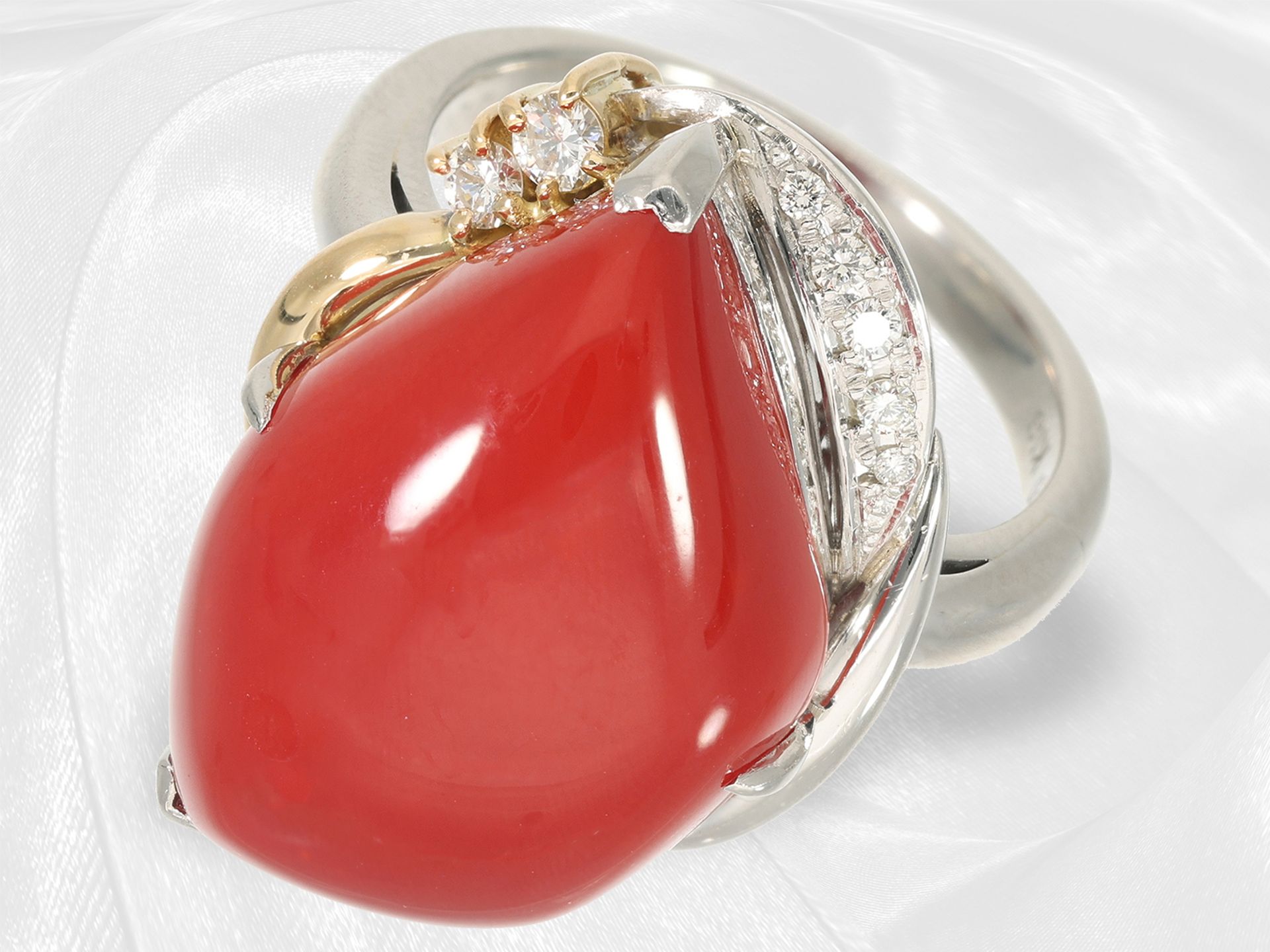 Ring: heavy platinum ring with very precious coral and brilliant-cut diamonds, unique goldsmith's wo