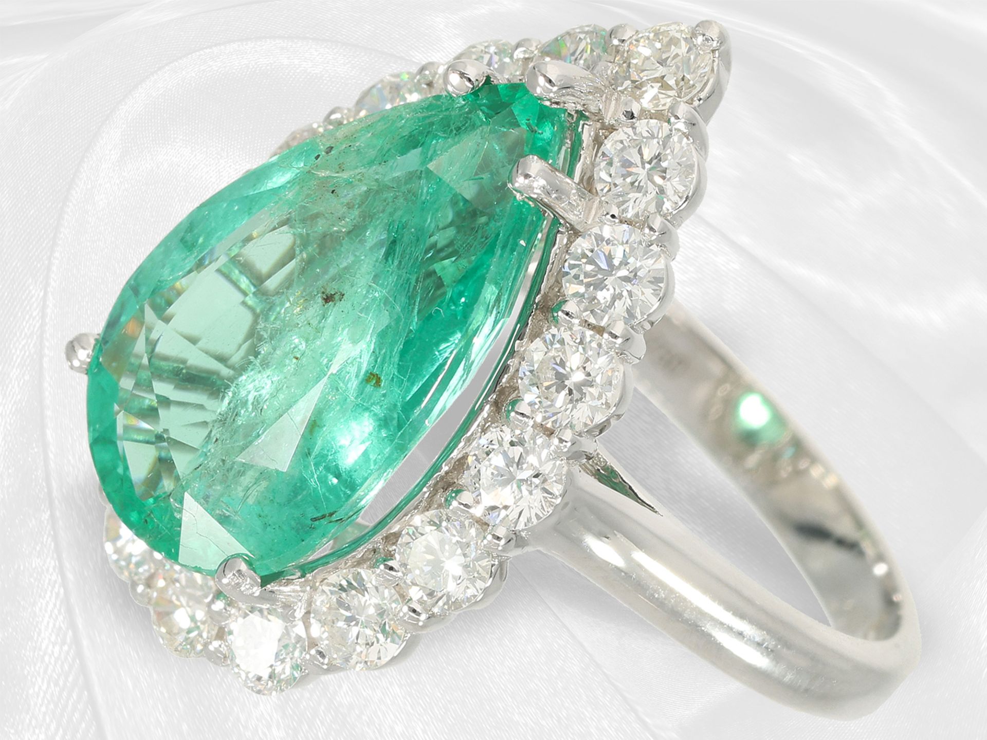 Ring: very decorative 18K white gold emerald/brilliant-cut diamond goldsmith ring, drop emerald of a - Image 3 of 5