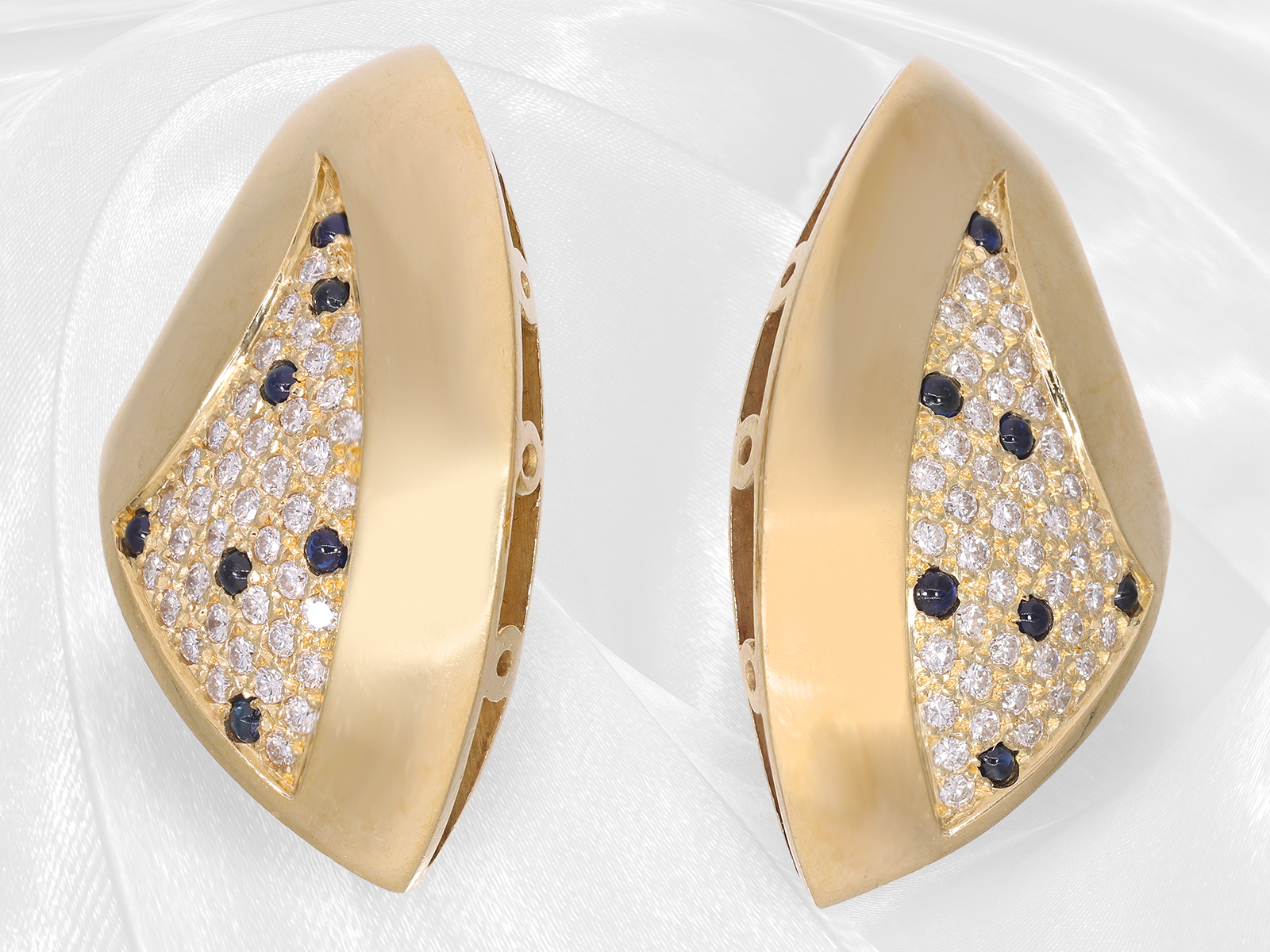 Earrings: rare and extremely decorative sapphire/brilliant designer goldsmith work, made in 18K gold