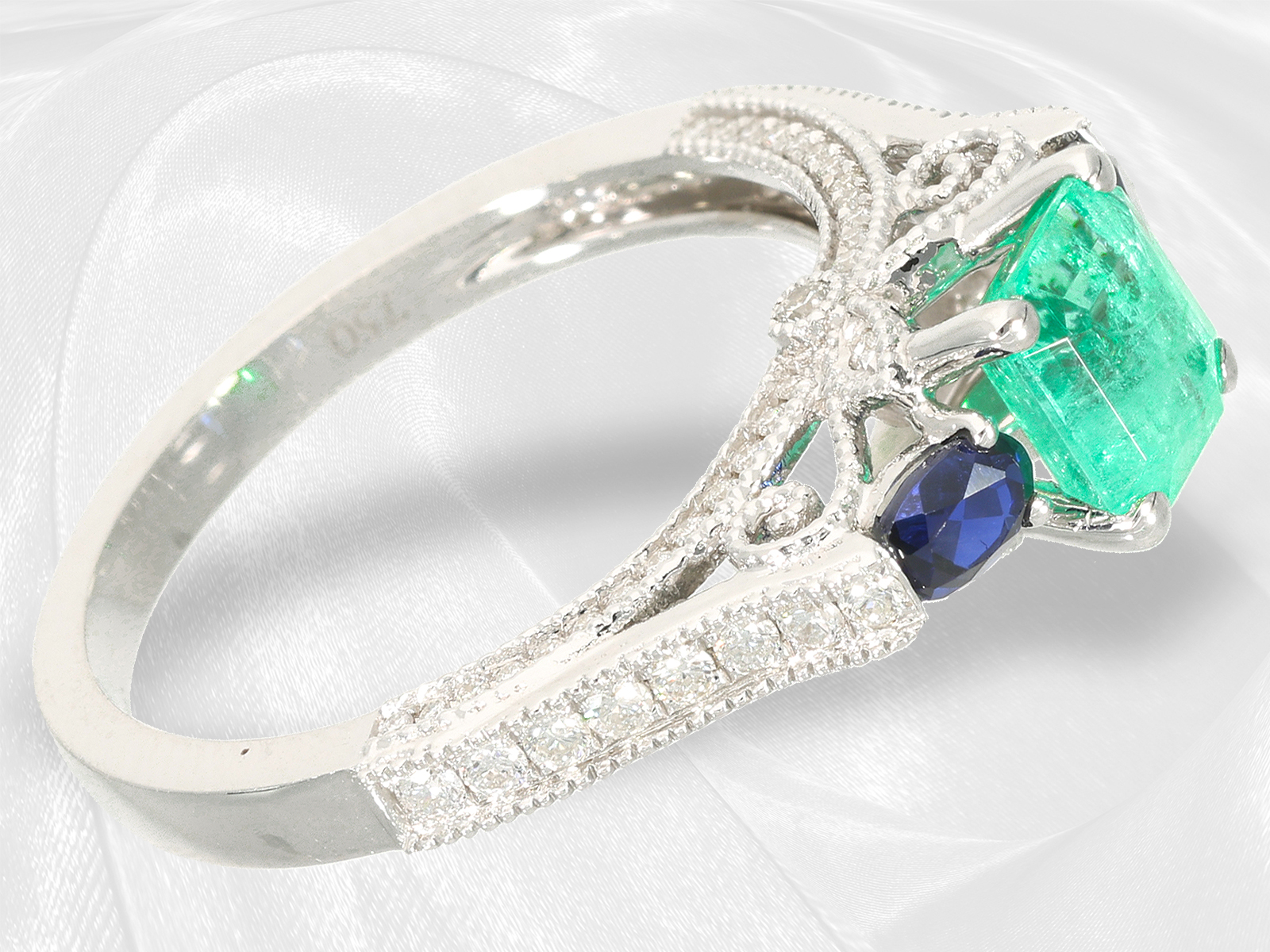 Tasteful and like new designer goldsmith ring with emerald/sapphire and diamond setting, 18K white g - Image 3 of 5