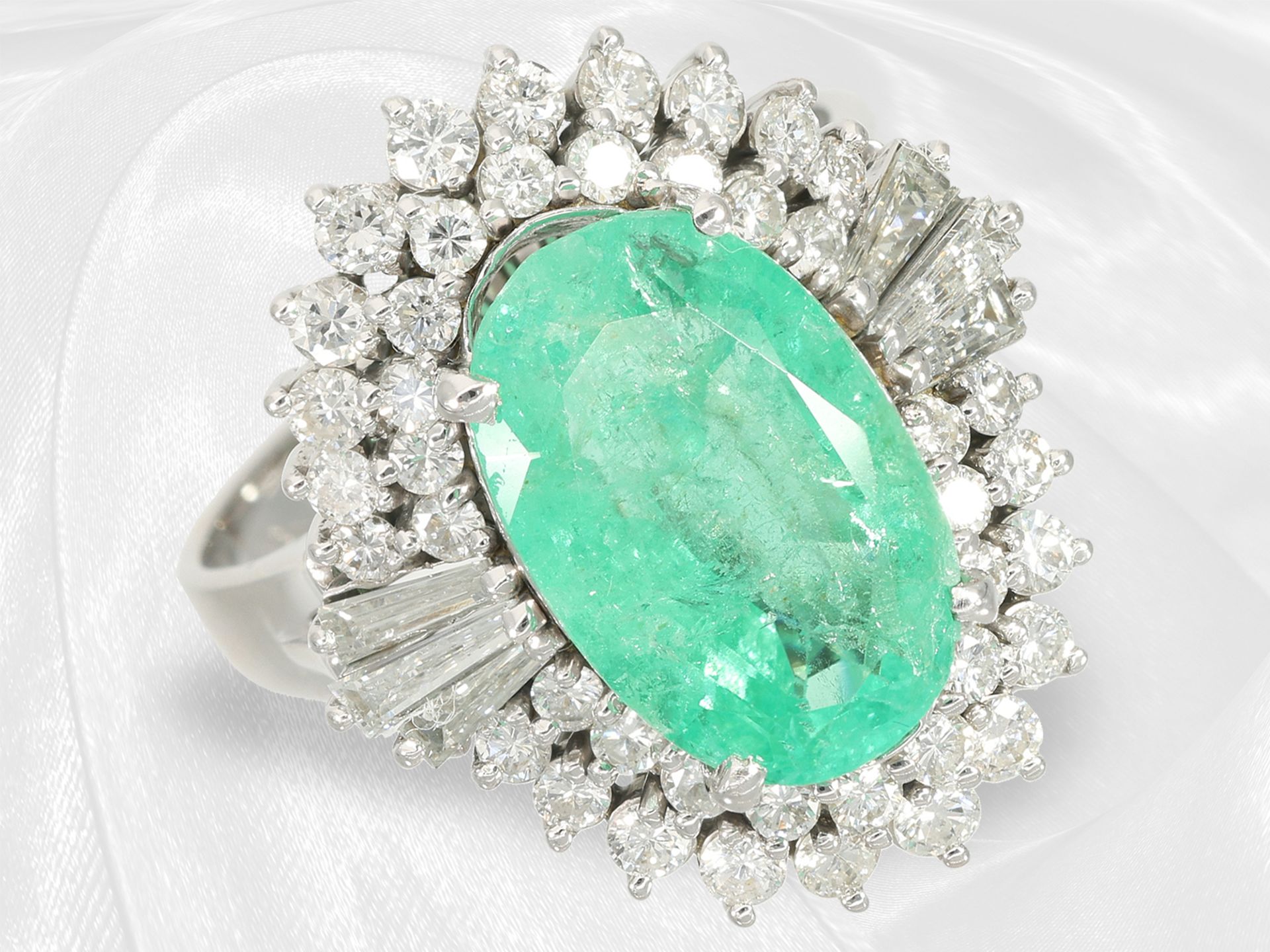 Very decorative and fancy vintage emerald/brilliant-cut blossom ring, approx. 5.63ct, 18K white gold - Image 2 of 6