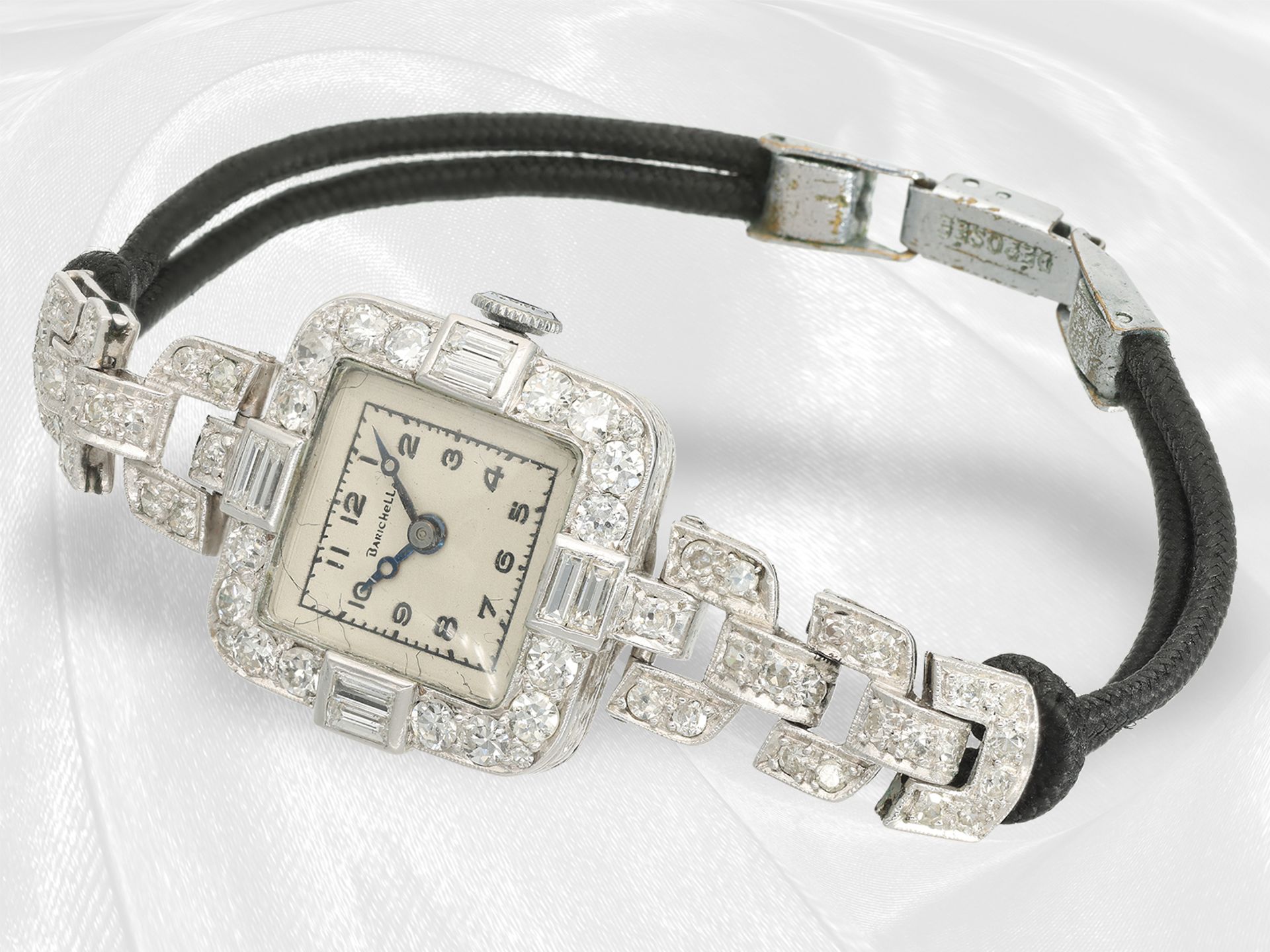 Armbanduhr: attraktive Art déco Damenuhr aus Platin mit Diamantbesatz, ca. 2,2ct, verm. England um 1
