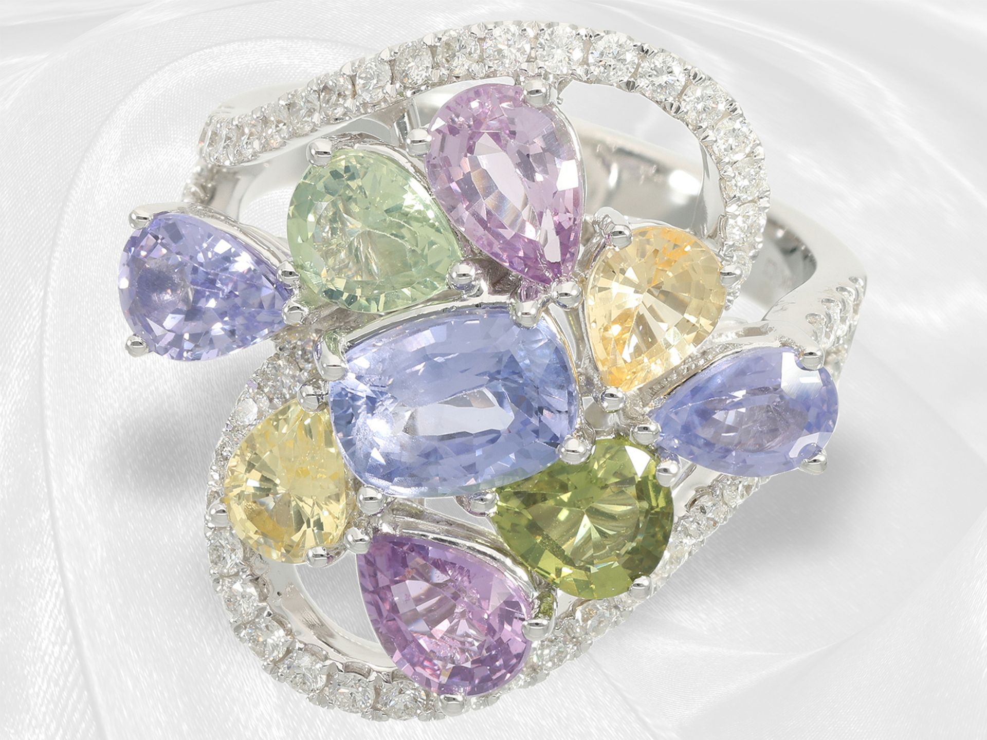 Ring: fiery, very high quality cocktail ring with sapphires and brilliant-cut diamonds, like new - Image 2 of 6