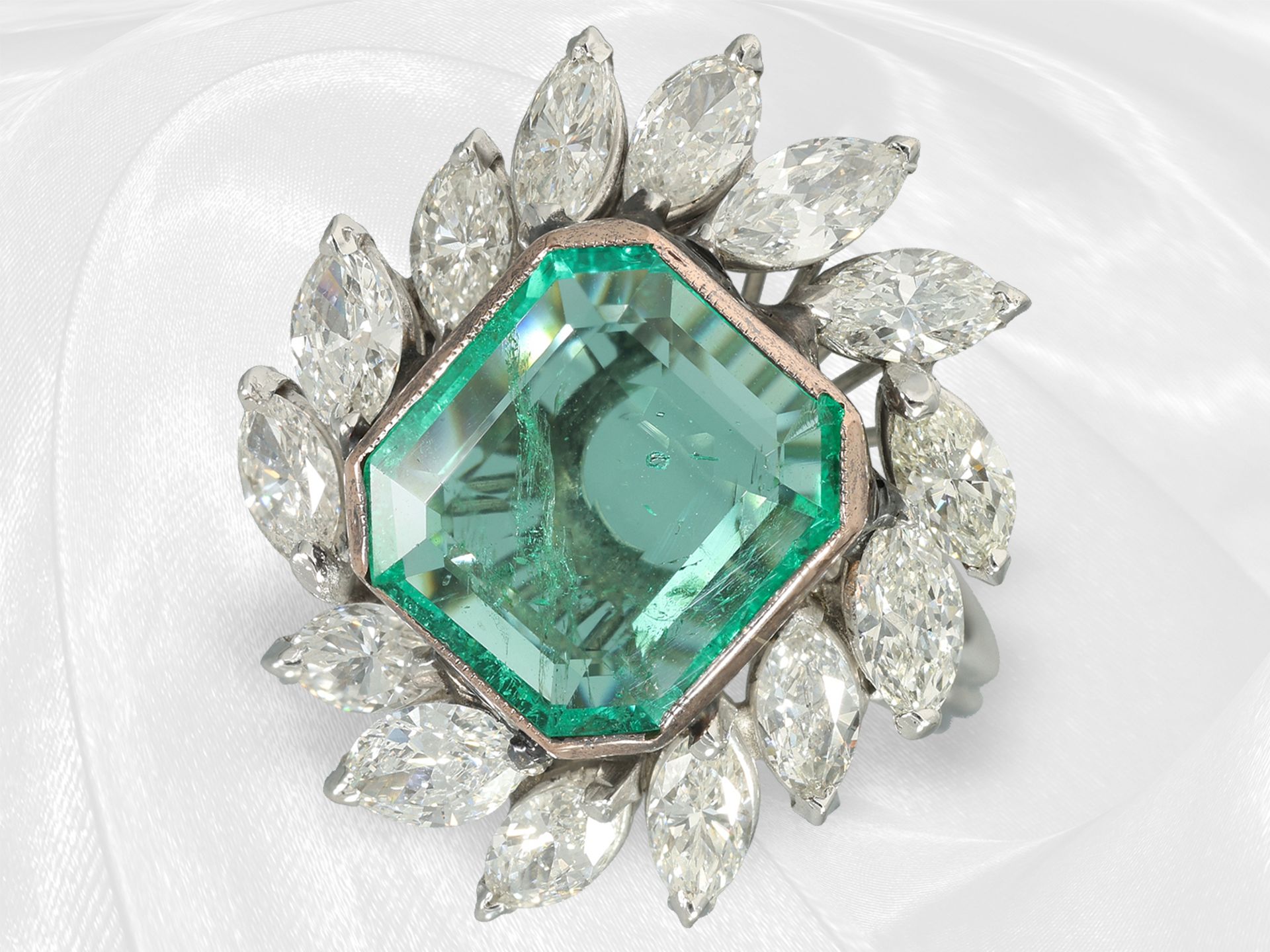 Äußerst dekorativer, hochwertiger Smaragd/Diamant-Goldschmiedering, ca. 6,84ct, alte Handarbeit aus 