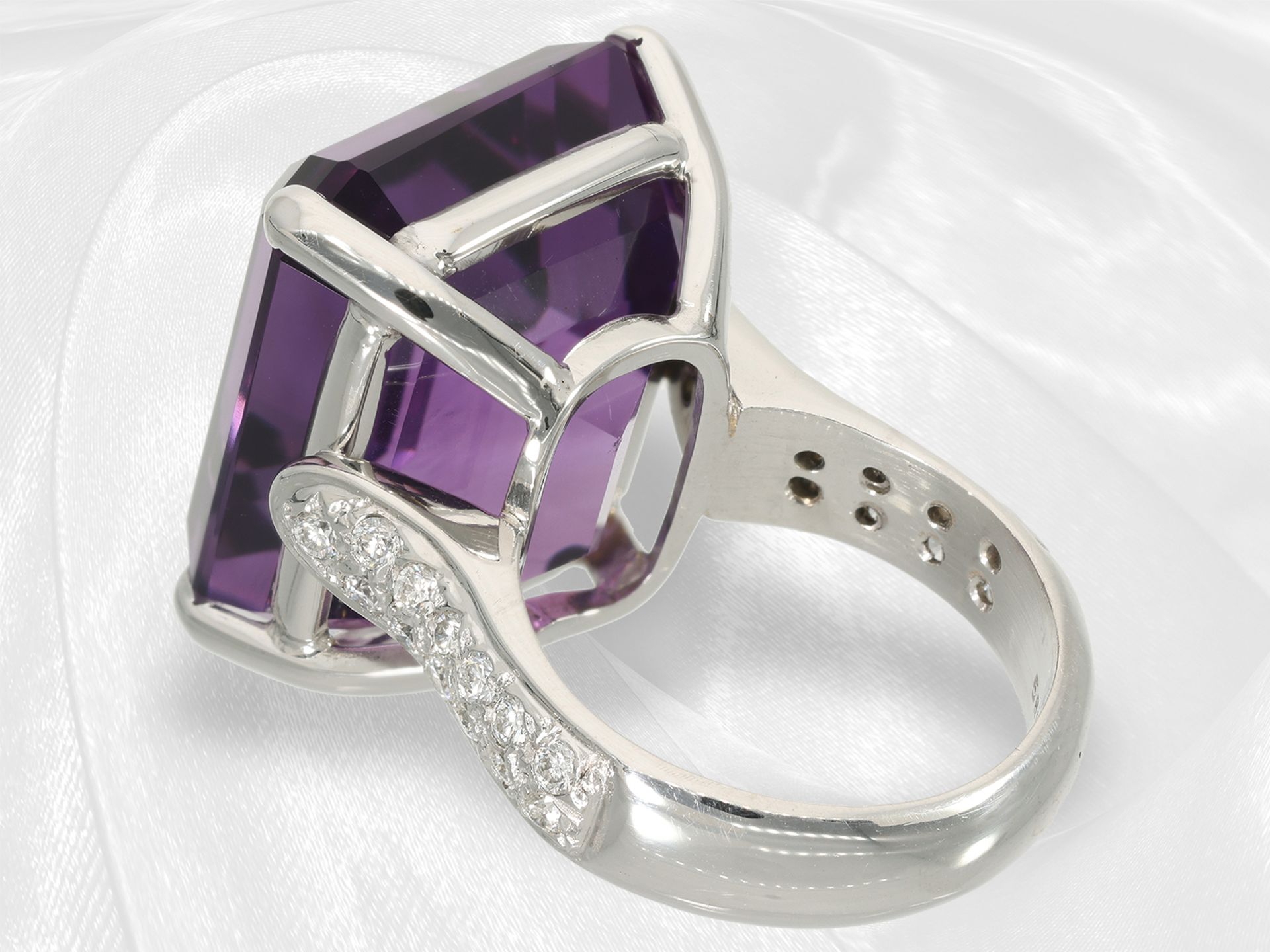 Ring: schöner, neuwertiger und moderner Goldschmiedering mit Amethyst-/Brillantbesatz, 14K Weißgold - Bild 5 aus 5