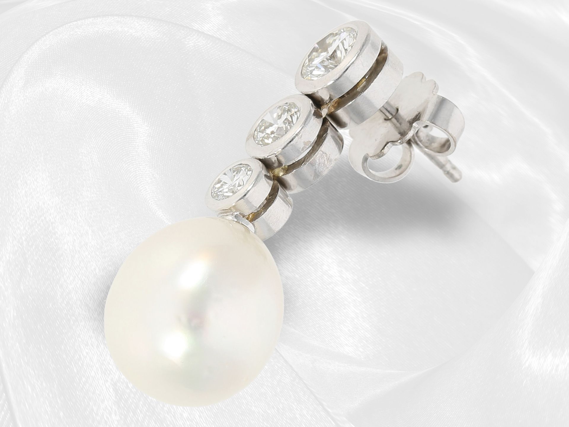 Earrings: decorative, very high quality vintage stud earrings with fine diamonds and cultured pearls - Image 2 of 2