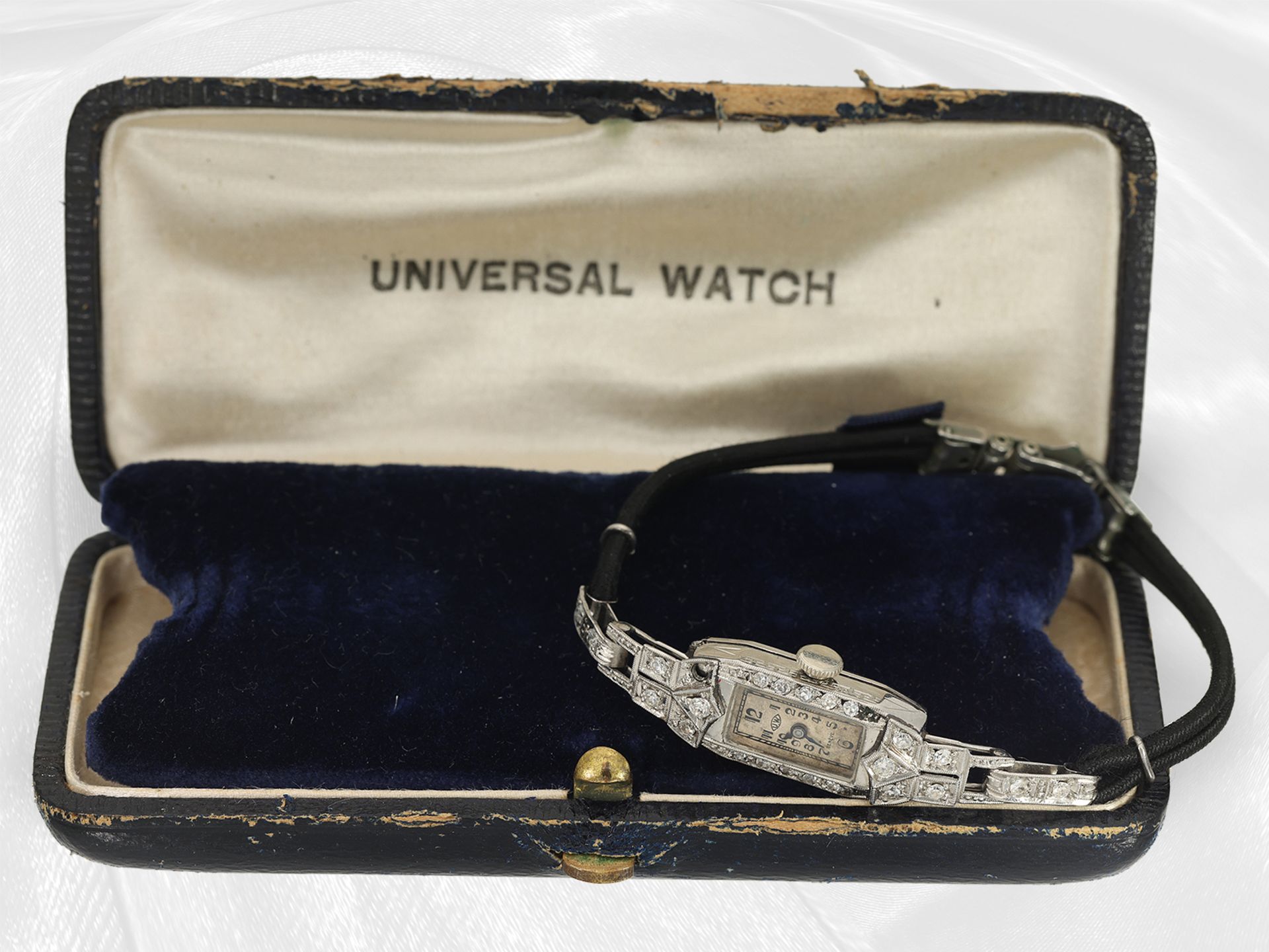 Attraktive Art déco Damenuhr aus Platin mit Diamantbesatz, "Universal Watch", ca. 1920 - Bild 3 aus 6