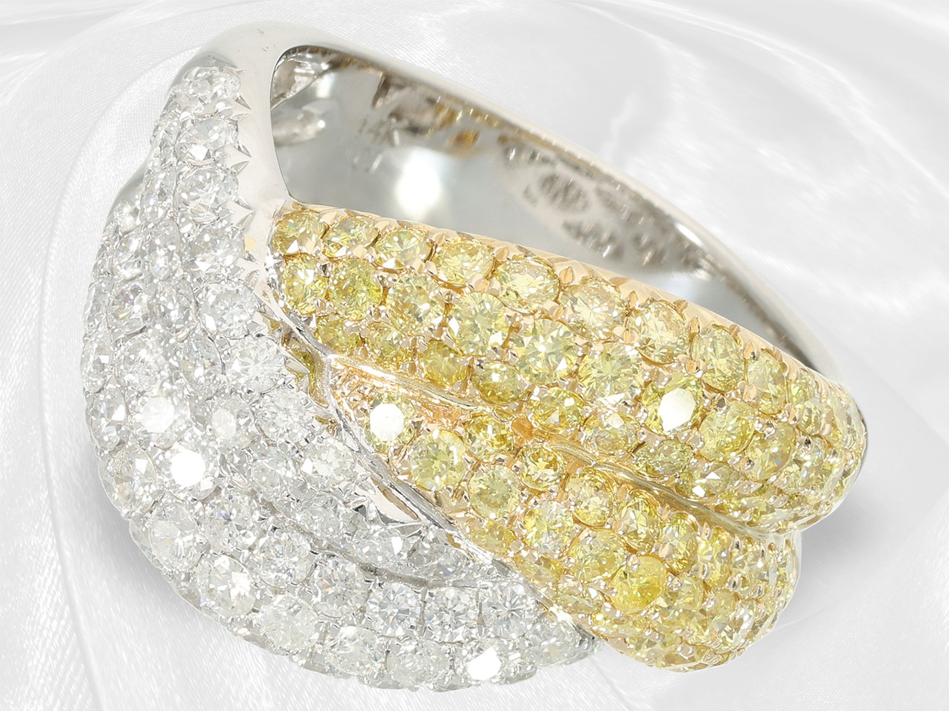 Ring: modern cocktail ring with white brilliant-cut diamonds and yellow fancy diamonds, total approx - Image 2 of 5