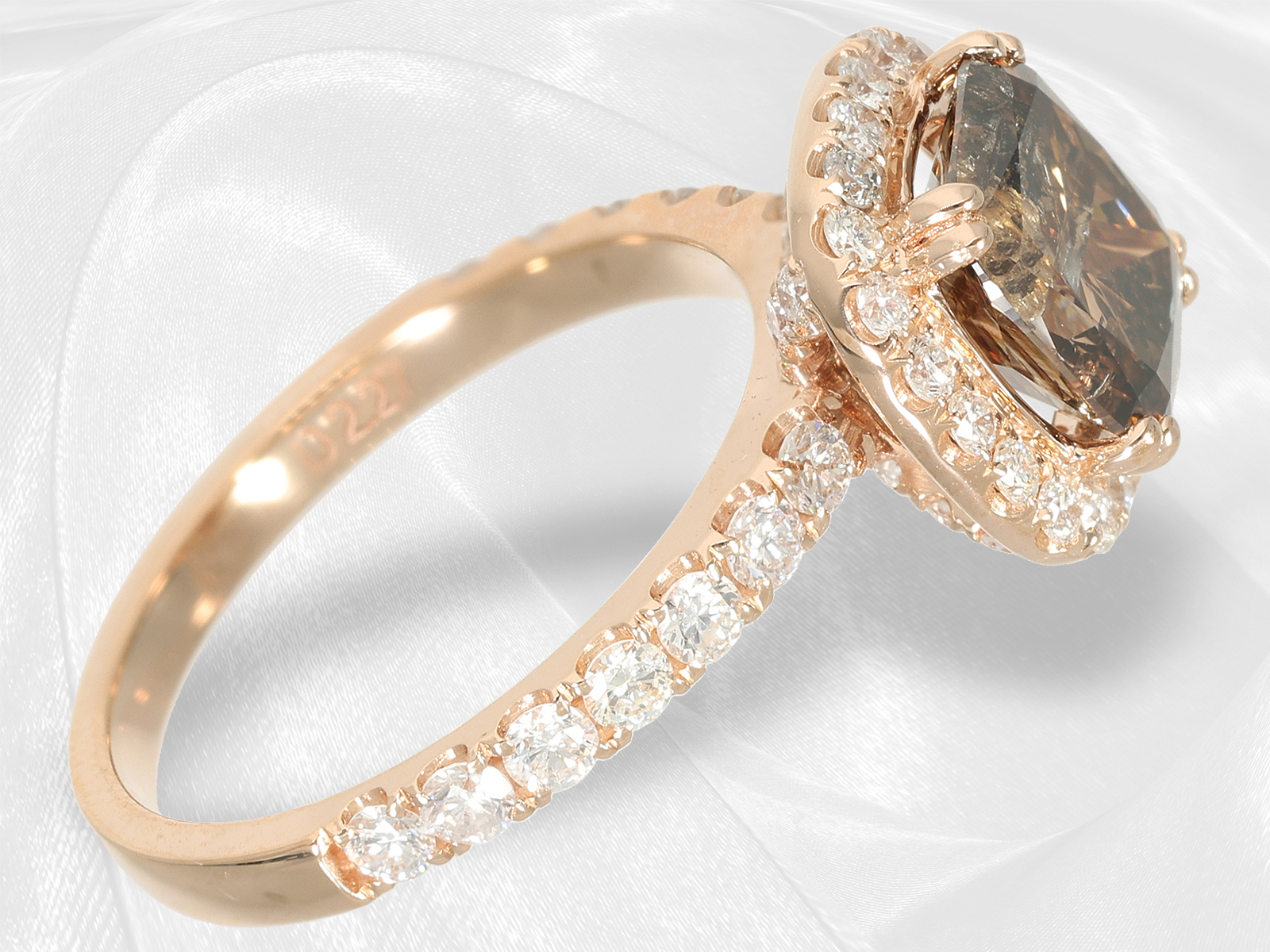 Interesting high carat pink gold ring with white and a fancy brilliant-cut diamond of 2.28ct, unworn - Image 2 of 7